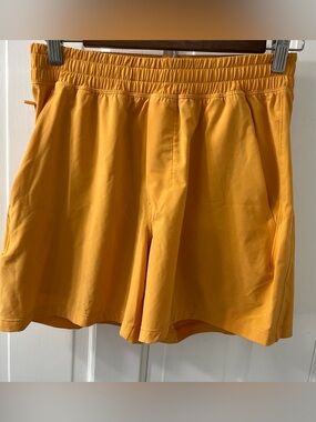 lululemon athletica Men's Pace Breaker Athletic Shorts. Size Small. Honeycomb